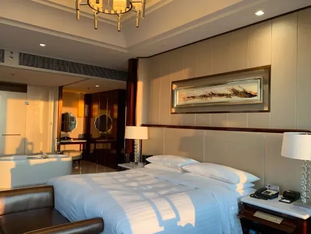 “真不要脸！”浙江义乌，一女子入住酒店后，下楼取外卖时却不小心滑倒，竟将女子价值