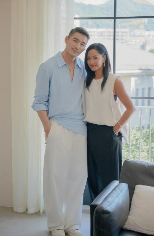 胡兵瞿颖合体亮相，她的项链引起大家注意