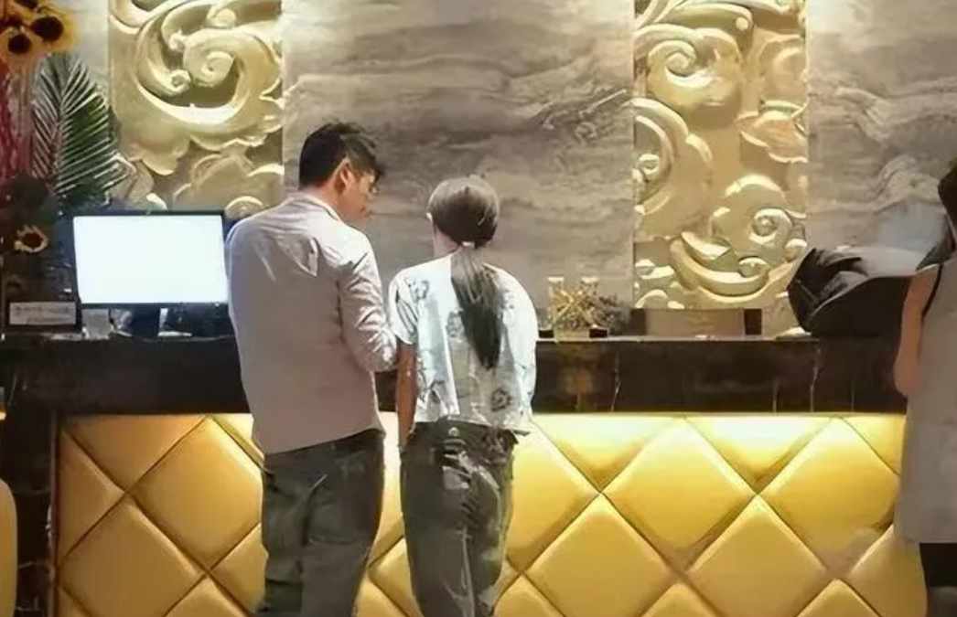 湖南常德，一男子带着女友开房，却因为一盒“过期”的避孕套，向酒店索赔1000元，
