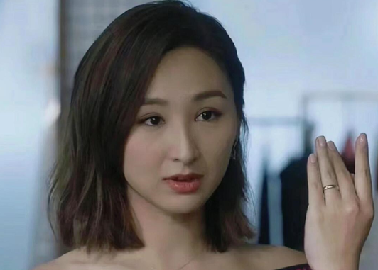 《三十而已》:人到中年才懂，被梁正贤圈养7年，手握高额信用卡的赵静语才是最悲哀的！