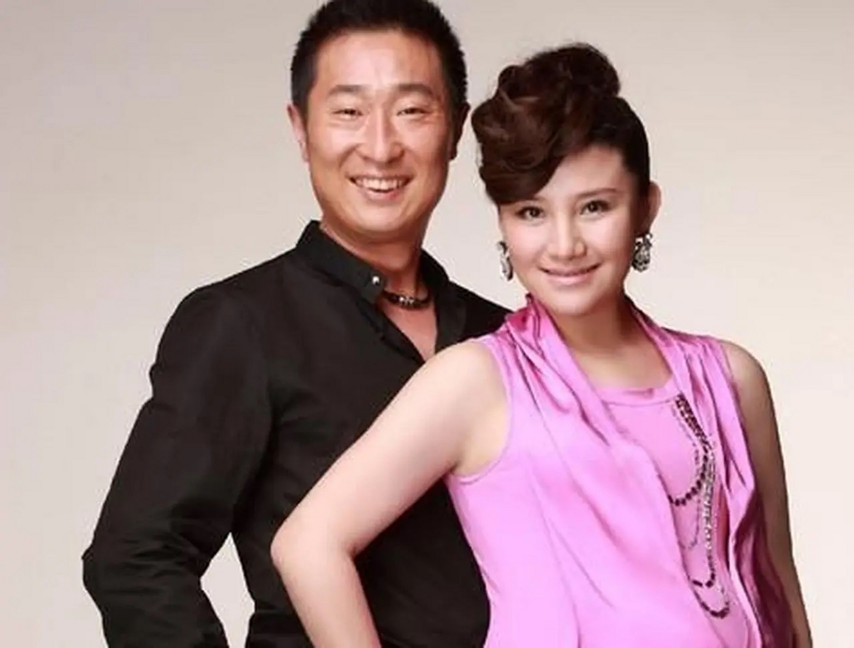 2003年，林永健花了3W把军花周冬齐娶到手，婚后陪老婆逛街，周冬齐看上了一条L