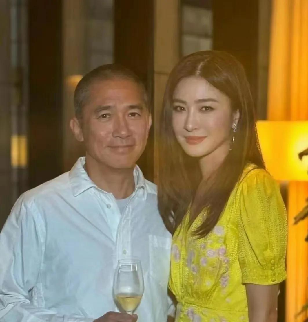 她已经49岁了，还是那么漂亮，岁月在她身上好像都没有留下痕迹。
她和梁朝伟的合影