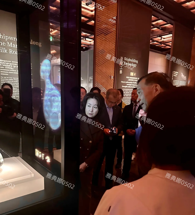 澳门美高梅遇到何超琼，本人很漂亮很有气质年轻时一定是个大美女，她一身酒红色衣服端