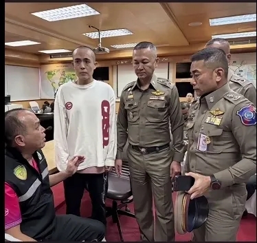 泰国警察要求王星，用英文和中文说泰国很安全！
看王星在泰国总理局，也是害怕极了，