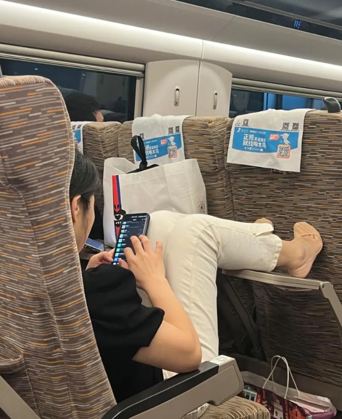 高铁桌子千万别趴，你不知道上一个乘客对桌子做了什么