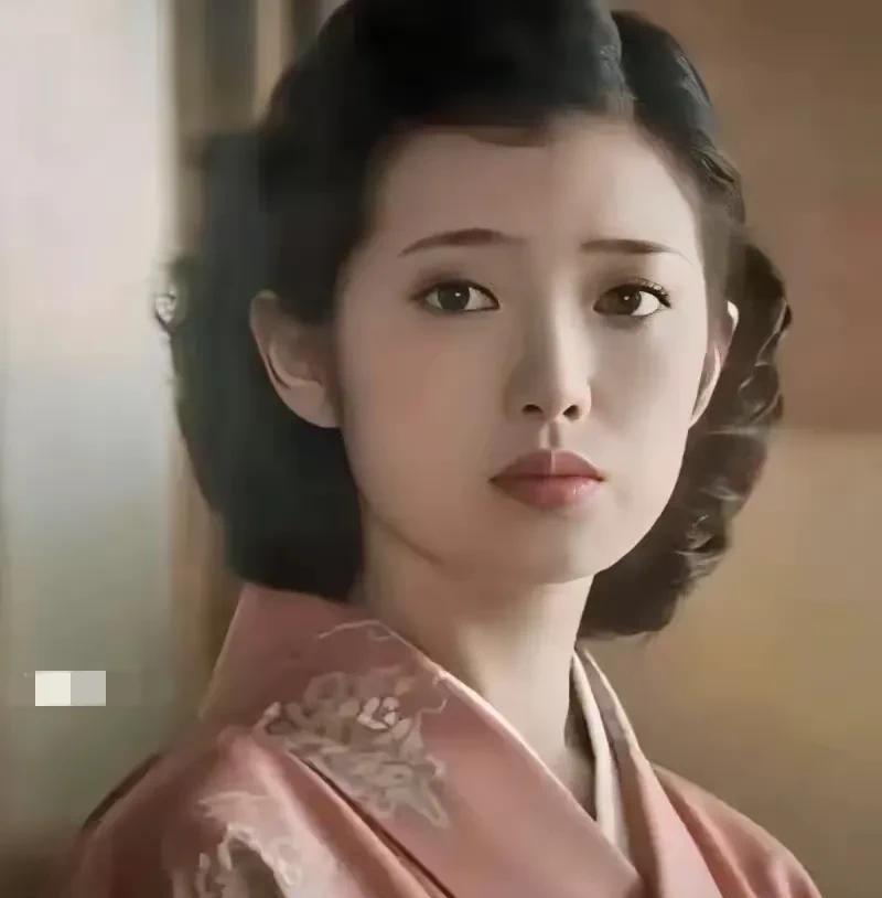 日本女明星山口百惠是凭什么走红，到底是凭演技还是凭相貌？
说实在的，山口百惠并