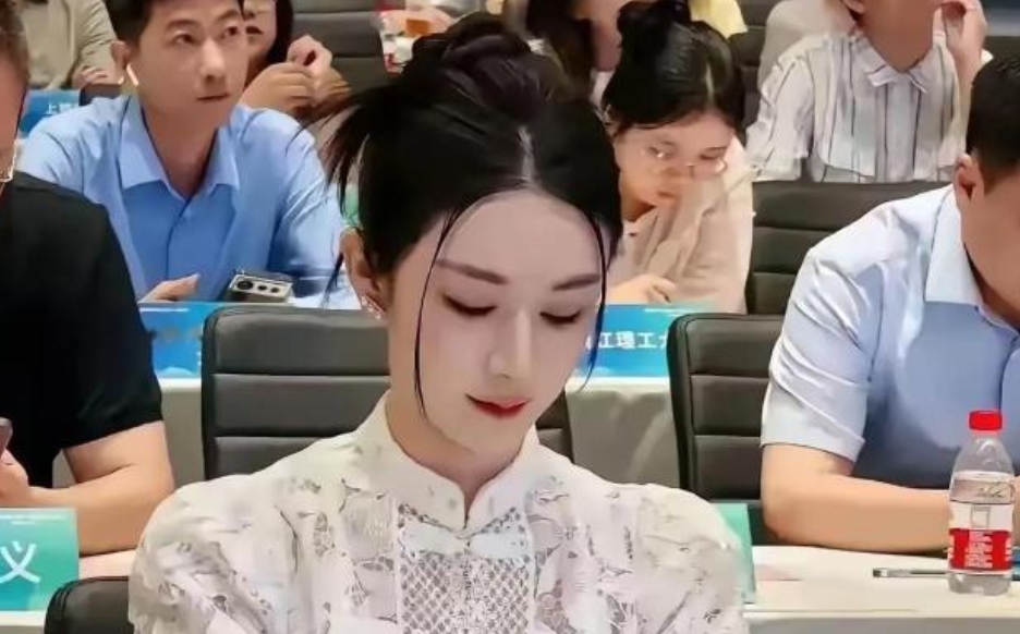 哎？她怎么坐在这里了？不是偷税了吗？？？