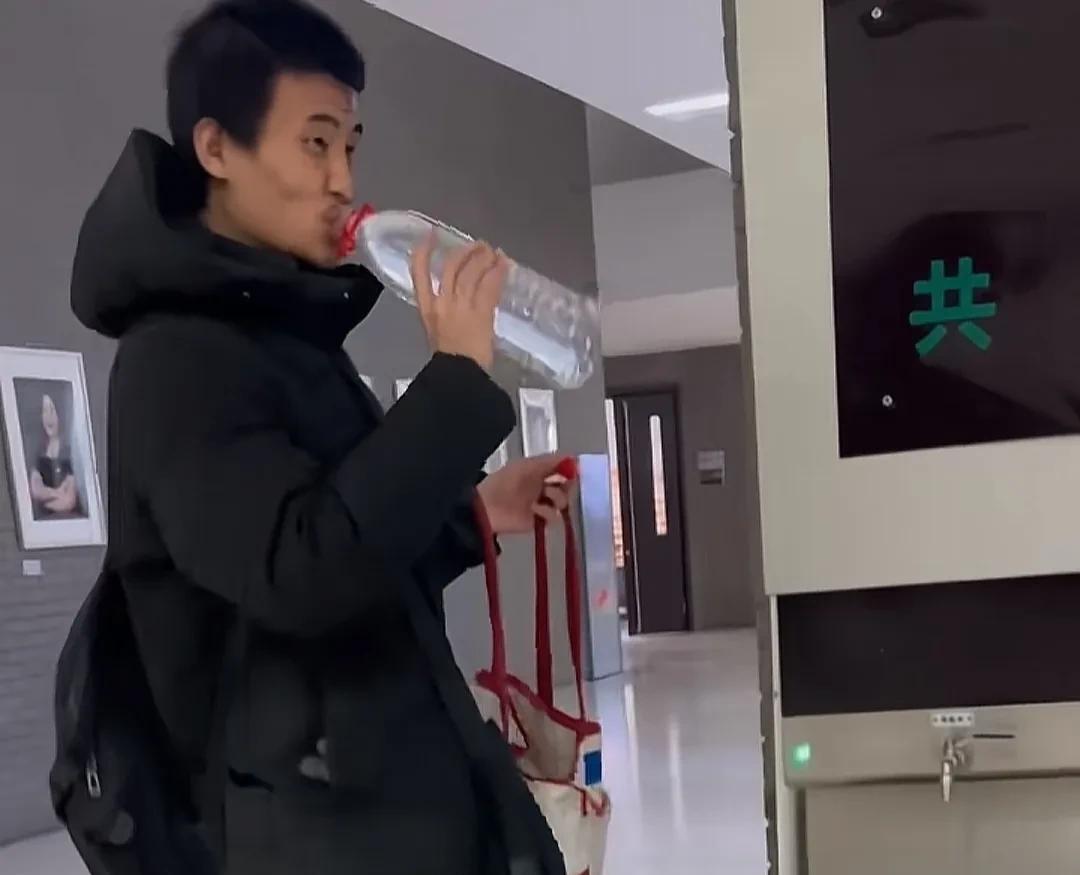 韦神诠释着什么叫知足。
一双普通残旧的鞋，一身不起眼的衣服，一个平常的矿泉水瓶
