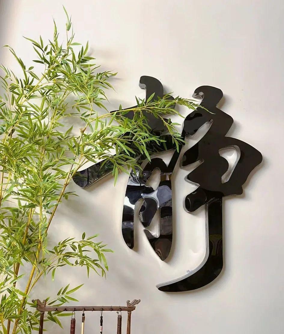 出门在外，要狠狠记住的心计:
1.别人请客，要懂得把手机扣在桌子上。
2.夸自己