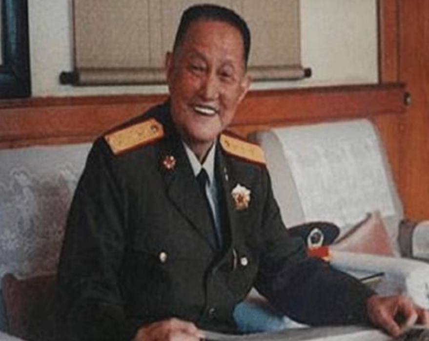 1977年8月，一个老农正在长春街头闲逛，突然一群军人过来恭敬地对他说：“首长，