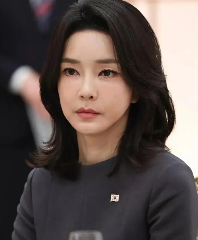 金建希50岁的年龄，20岁的容貌，美倒了拜登，却吓倒了孩子。