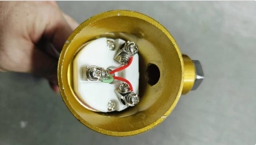 厂里的电工班长张师傅挺奇怪的。只要他一听说厂里有温度探头坏了，他都主动抢着去换。