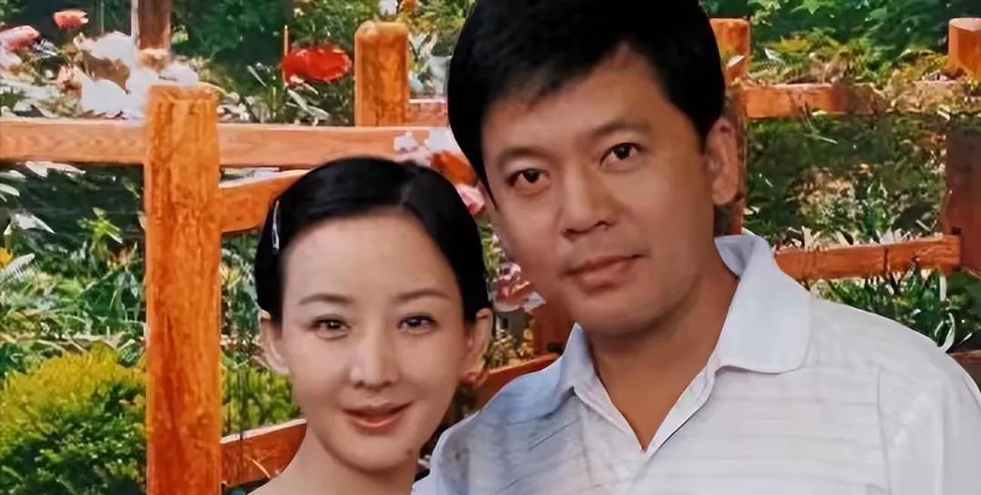 何政军，银幕上是一身正气，现实生活中也是一位非常好的丈夫，原来他们两口子是一家。