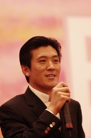 这综艺简直成了蜂群文化的“家庭聚会”,四个人都是自家演员,这戏也太假了吧！

杨