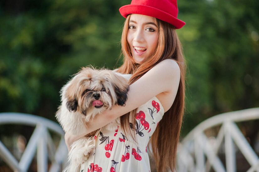 很多人认为狗狗舔人是表达喜欢，但这种行为背后其实蕴含了更多信息。作为一位多年养狗