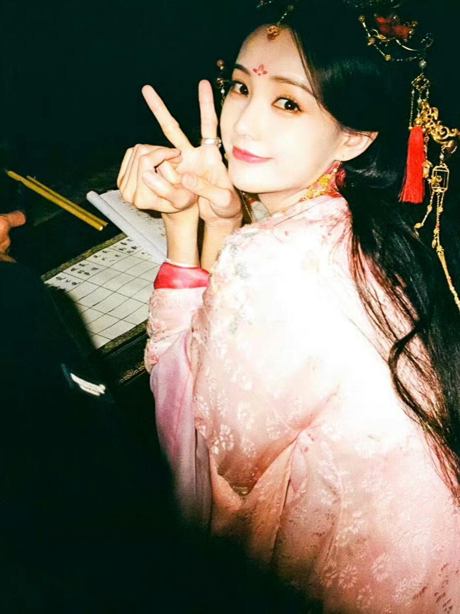 李一桐雪地红妆带血，演绎凄美绝境