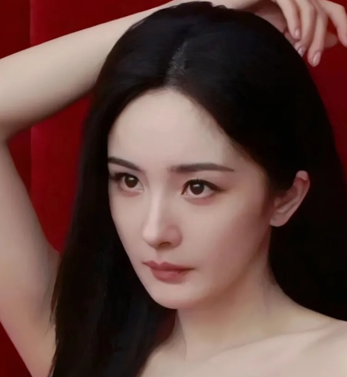 杨幂的脸，近距离看她的五官轮廓清晰端正，柳叶眉丹凤眼，高鼻梁樱桃嘴，额头偏尖且平