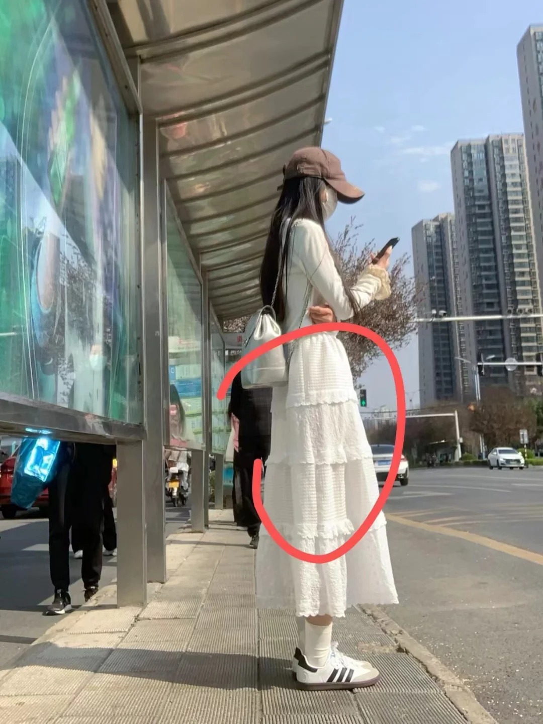 该不该说一下，，，，
公交站上看到一个姐姐穿搭很好看，跟室友提了一嘴也想尝试，室