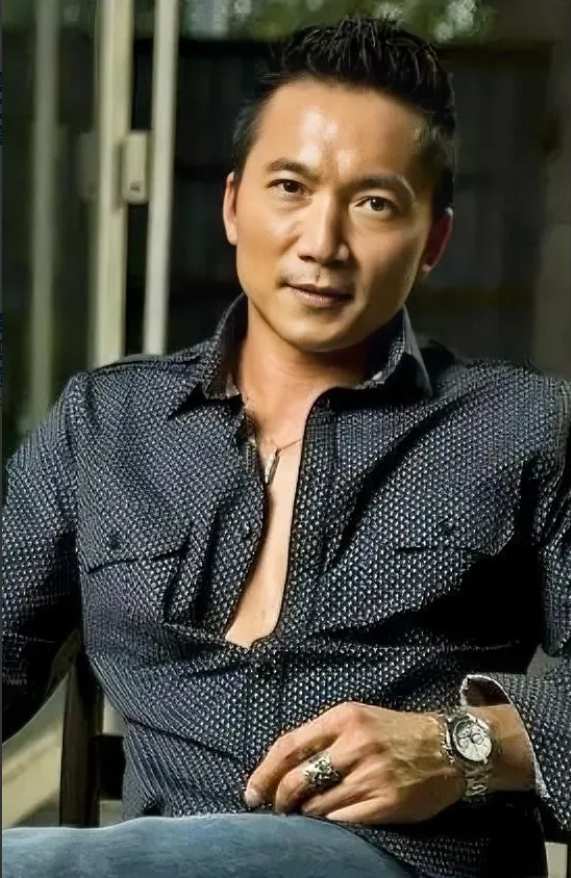 演员，邹兆龙说，我母亲生了13个孩子，我是最小的一个。我还没满1岁，父亲就去世了