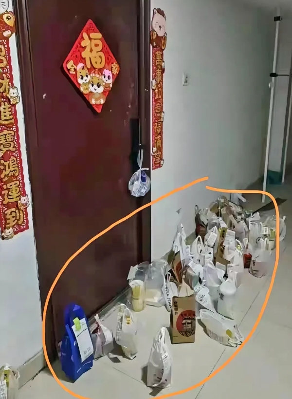 安徽合肥，昨天情人节，有一名女子晚上下班回家，路过女邻居家门口的时候，发现女邻居