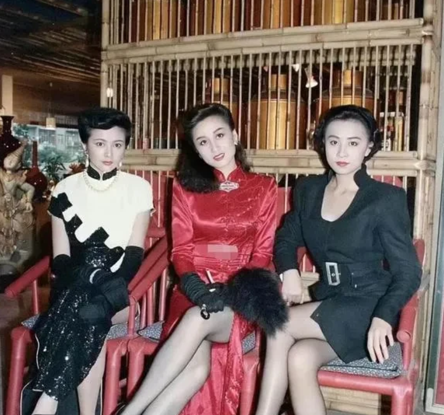 这是关之琳，利智，刘嘉玲年轻时的一张合影，三个时代美女坐在一起，哪个更略胜一筹，