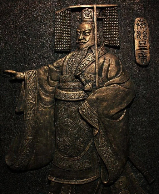 中国历史上的惊人巧合，令人难以置信：

1. 三国时代的赤壁之战中，曹操的舰队意