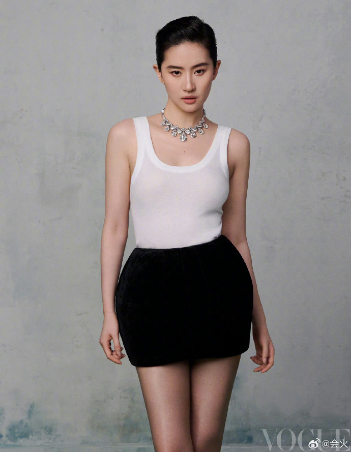 前几天，刘亦菲的大露背照片火了。拍摄方的《VOGUE》透露幕后小故事：刘亦菲非常