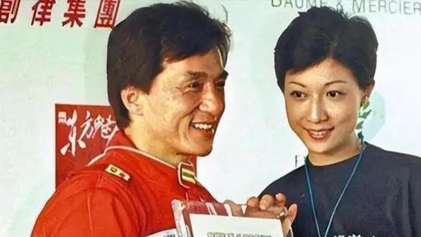 成龙女儿吴卓林：父亲拒认，母亲不爱，现实版被嫌弃的一生