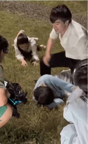 拍戏现场：男主发疯似的对着两位女子大打出手，白衣女子太仗义了！眼见闺蜜被揍，尽管