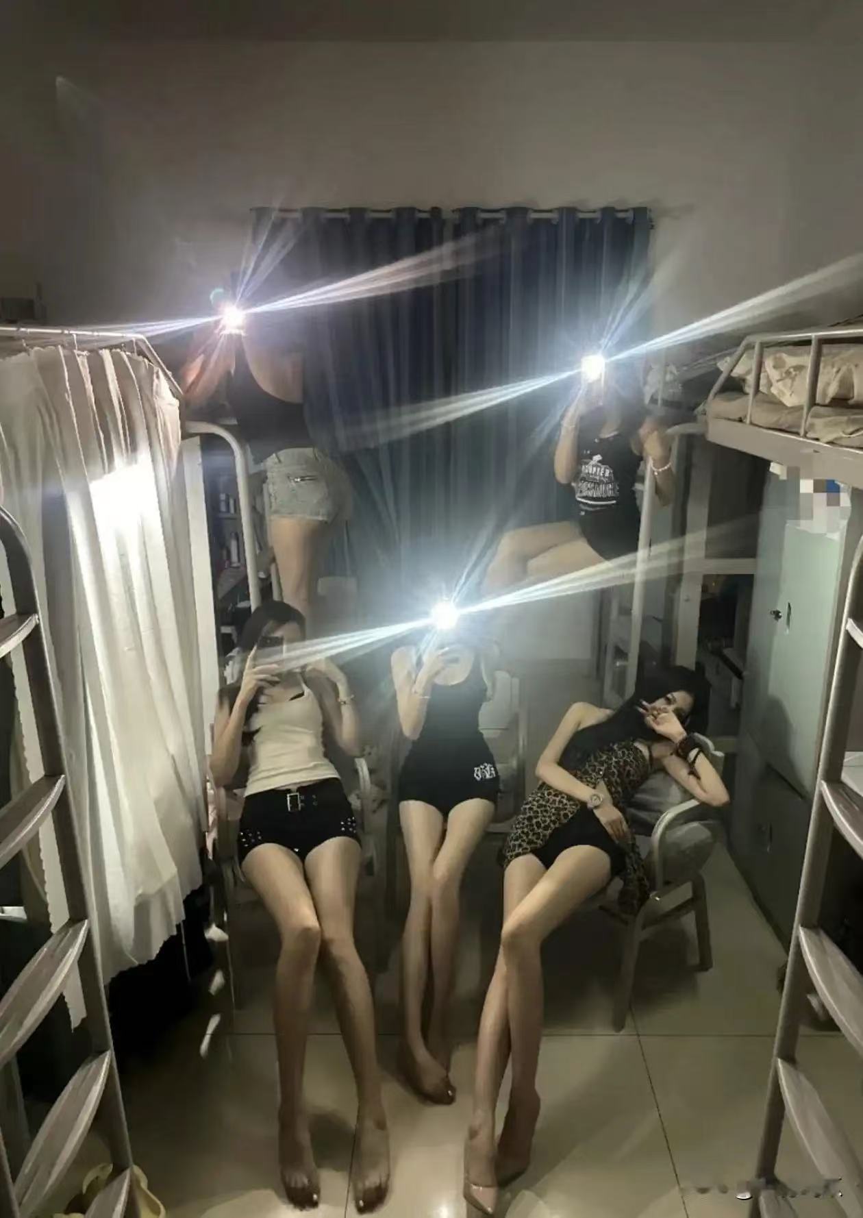 许仙给老婆买了个包，白娘子一拿就被压垮了，因为是铅（压）球（包），许仙这礼物选得
