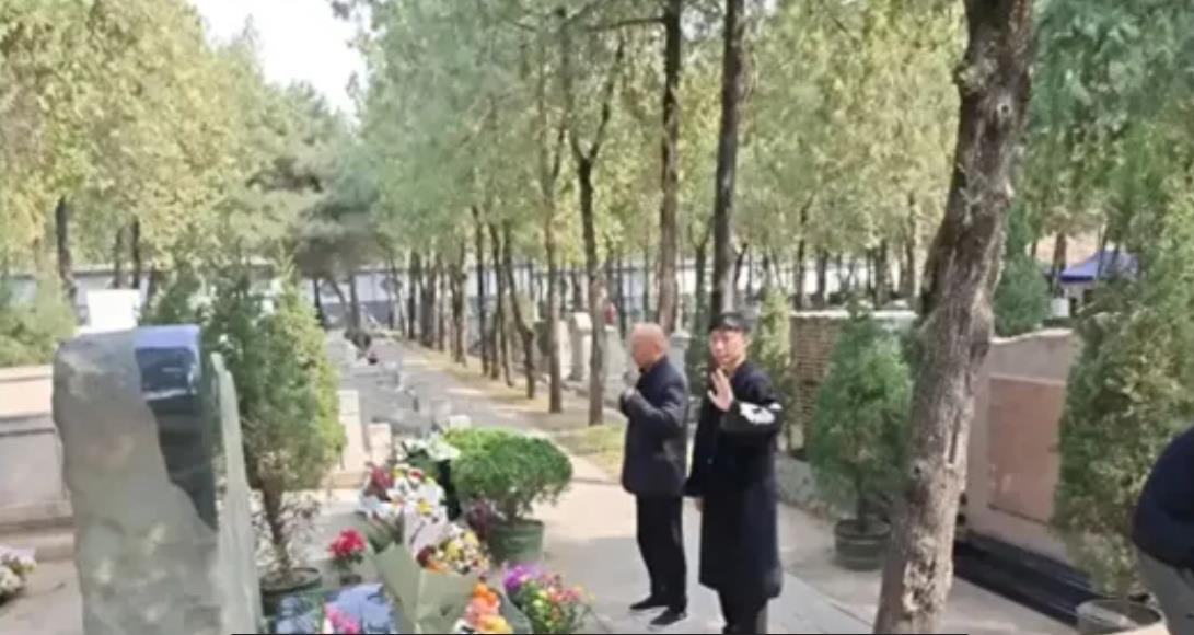 陈大愚是陈佩斯的儿子，他继承了父母的艺术天赋，并在话剧表演上取得了不俗的成绩。陈
