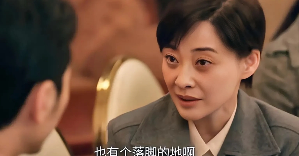 《六姊妹》剧中何家老五刘小玲，有何家丽这样深谋远虑的大姐，真是她的幸运。
刘小玲