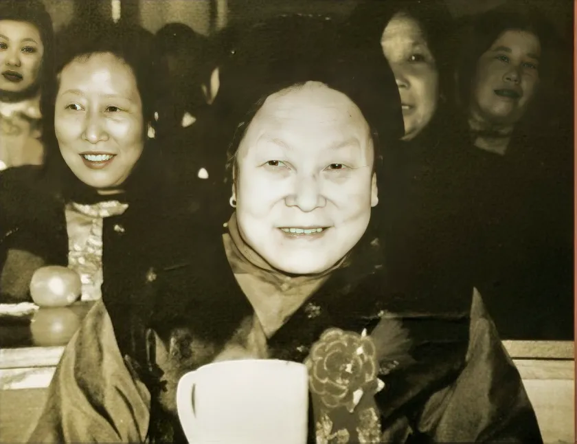 1946年10月19日，18岁的沂蒙姑娘李凤兰出嫁，浩浩荡荡的送亲队伍到了婆家，