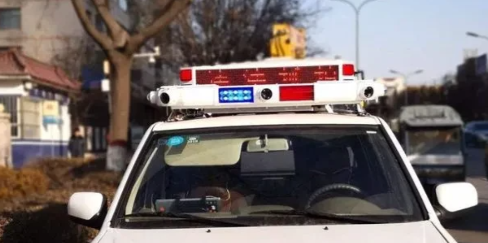 江苏苏州，男子和妻子晚上散步时，在路边树下拔走一颗发财树、扛回家，次日，警方接到