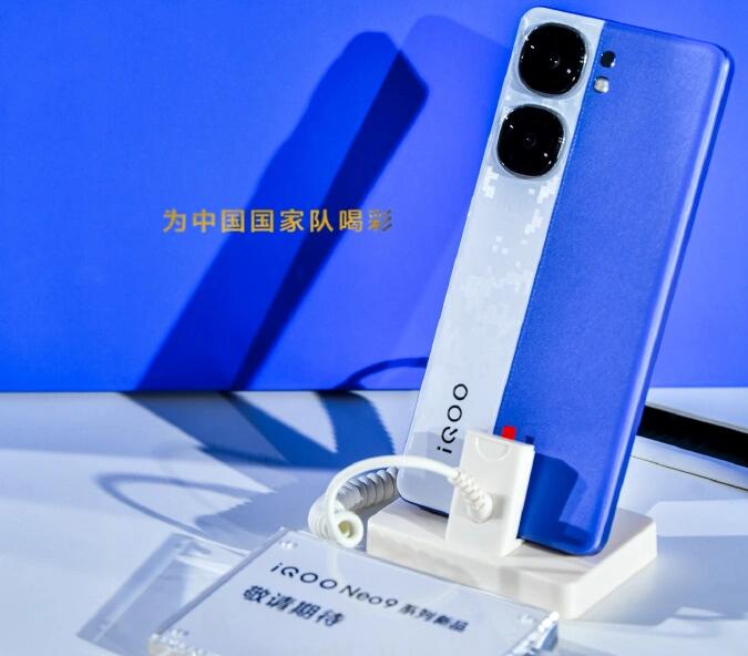 iQOO Neo9S Pro + 真机亮相：采用蓝白拼色，有望搭载骁龙 8 Ge