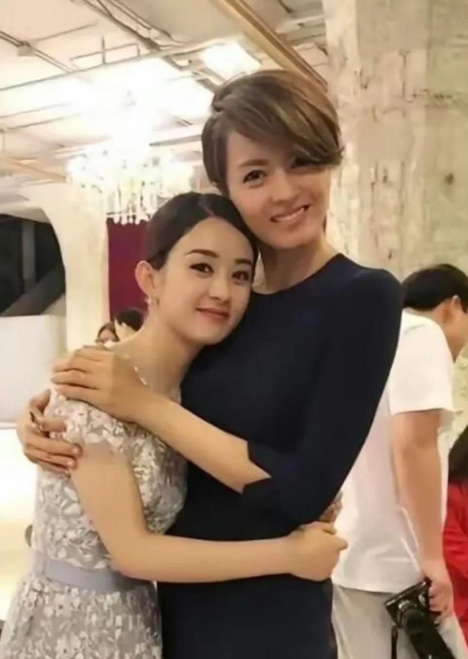 赵丽颖和梁咏琪两代女神拥抱了，画面好温暖，赵丽颖更显青春靓丽，活力十足，梁咏琪给
