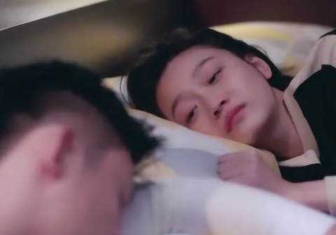 “有这样的妈太悲催了！”山东济宁，女子出轨，和情人同居前，把家里砸了个稀巴烂，然