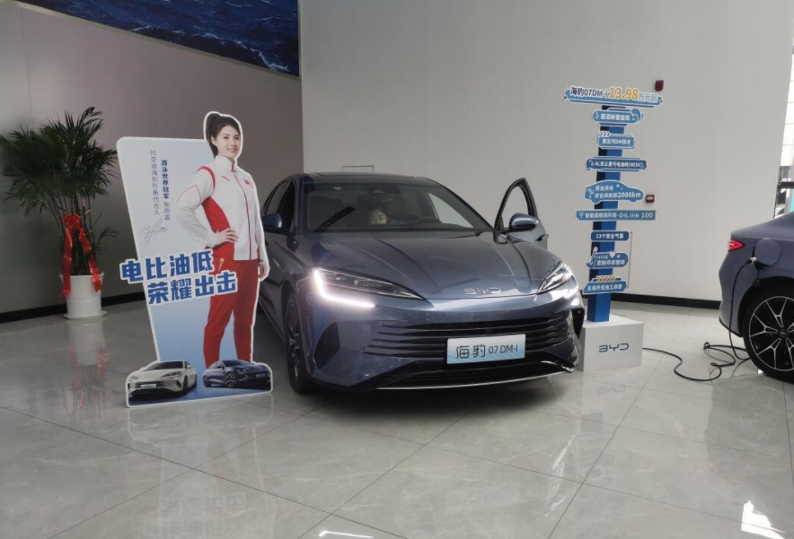 
一个比亚迪销售人员说，现在干比亚迪销售并不难，因为过来的客户比销售人员都懂车。