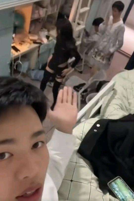 给大家开开眼，这是我们的男生宿舍