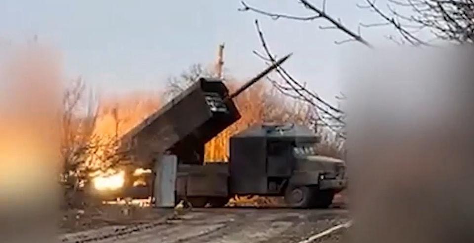 俄军在покрокровське利用多管火箭炮攻击乌军阵地，这次的攻击可能是使用