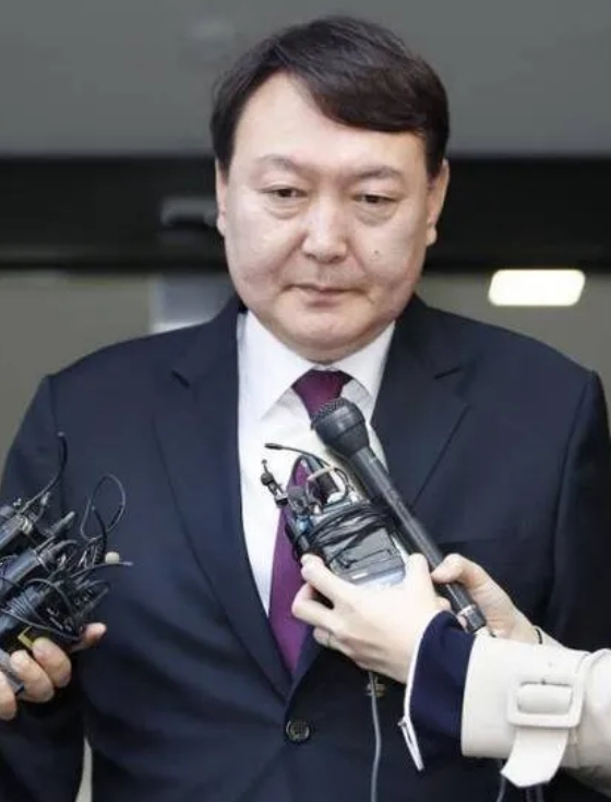 伊锡悦一旦入狱，罪加一等。
惨了，韩国总统伊锡悦终难逃韩国警方追捕，一旦入狱，抗
