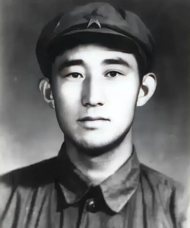 1949年，潜伏在敌人内部的吴荣森，已经引起了特务的注意，他察觉到危险，正准备撤