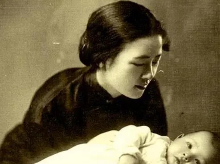 1955年：章士钊偶遇卖烟格格，毛主席与周总理伸出援手