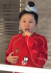 金靖科学坐月子行程：晚 11 点睡早 7 点起，空腹一勺黑芝麻油，吨吨热水下肚。