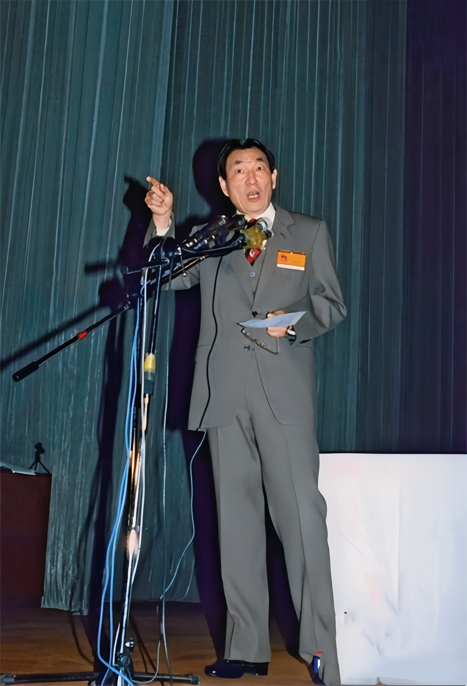 朱镕基当选为上海市长，他作了一番就职演讲，提到了一个很小的细节。那时候开会，都习