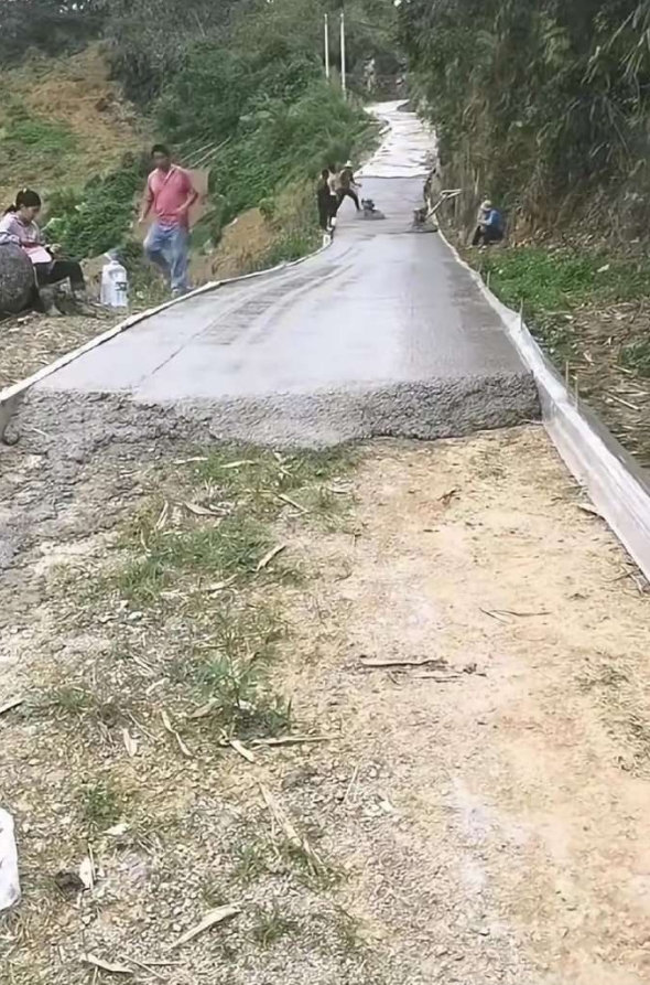 修路时，连一根钢筋都舍不得用吗？