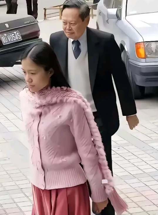 当年28岁翁帆和82岁杨振宁领证时走在一起被拍到的，从肢体语言来看，翁帆嫁给杨振