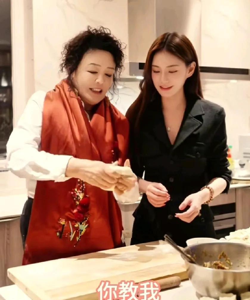 张兰教儿媳妇包包子，婆媳俩其乐融融感情好！不得不说，汪小菲的这个老婆情商很高，能