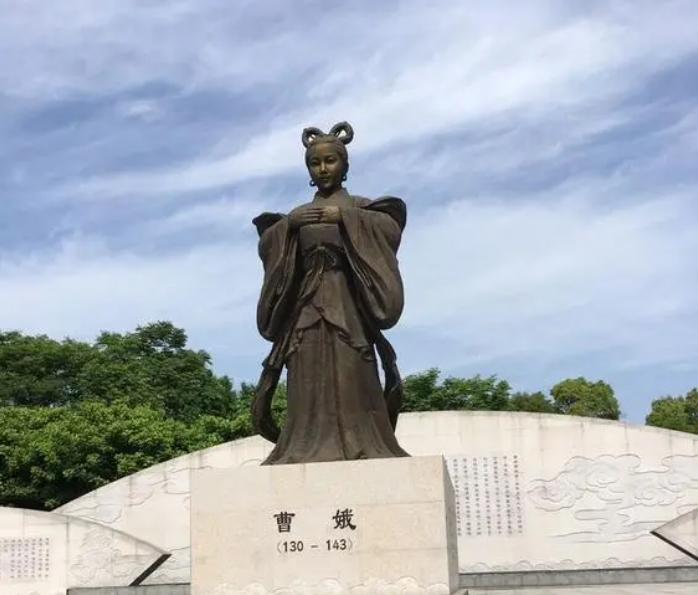 端午-纪念孝顺的女儿曹娥。

曹娥是东汉上虞人，她父亲在河里淹死了，好几天没见到