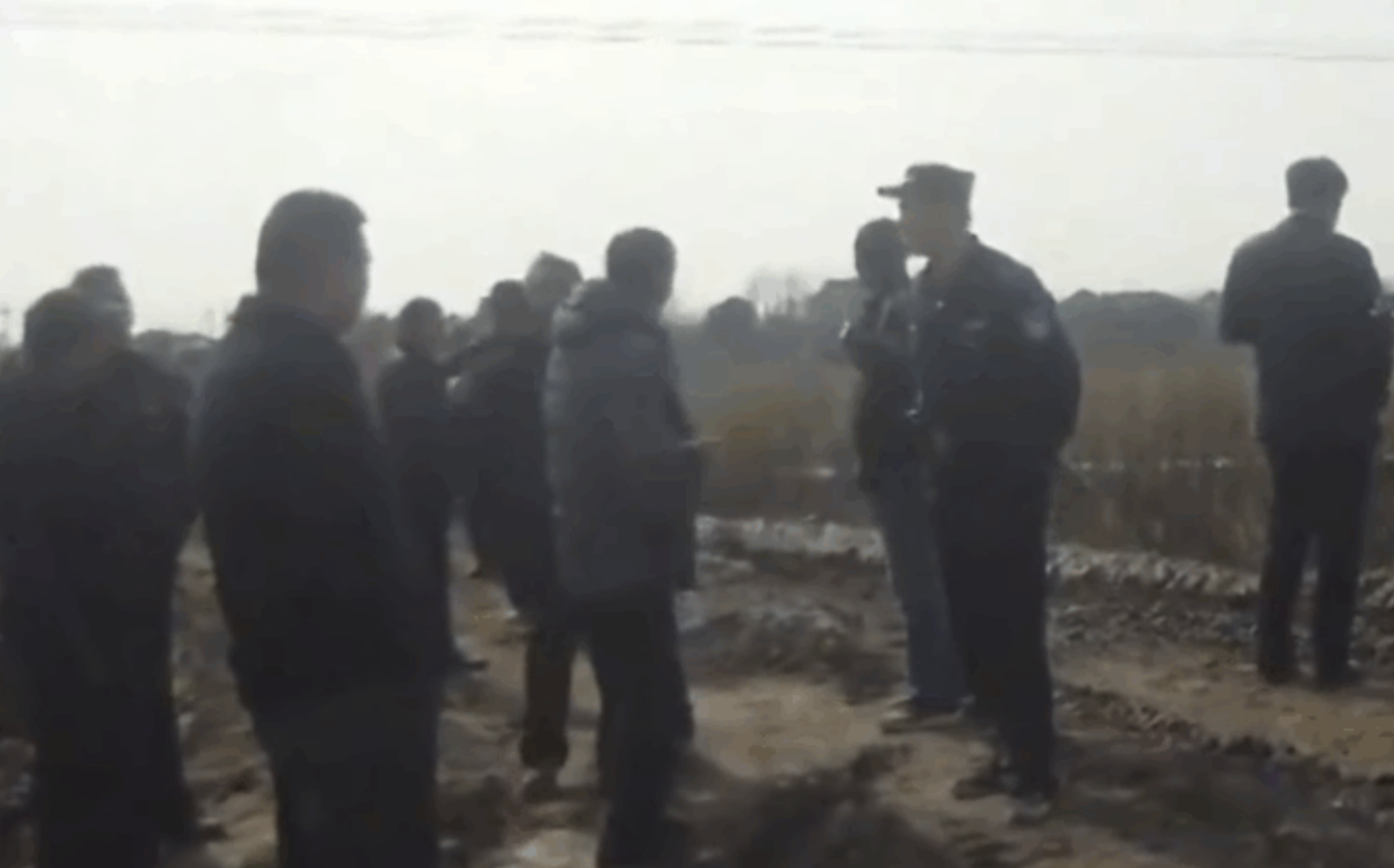 好人没好报？四川一男子为运水果，出资7万元扩建道路，谁知两月后遭人举报，被罚款4